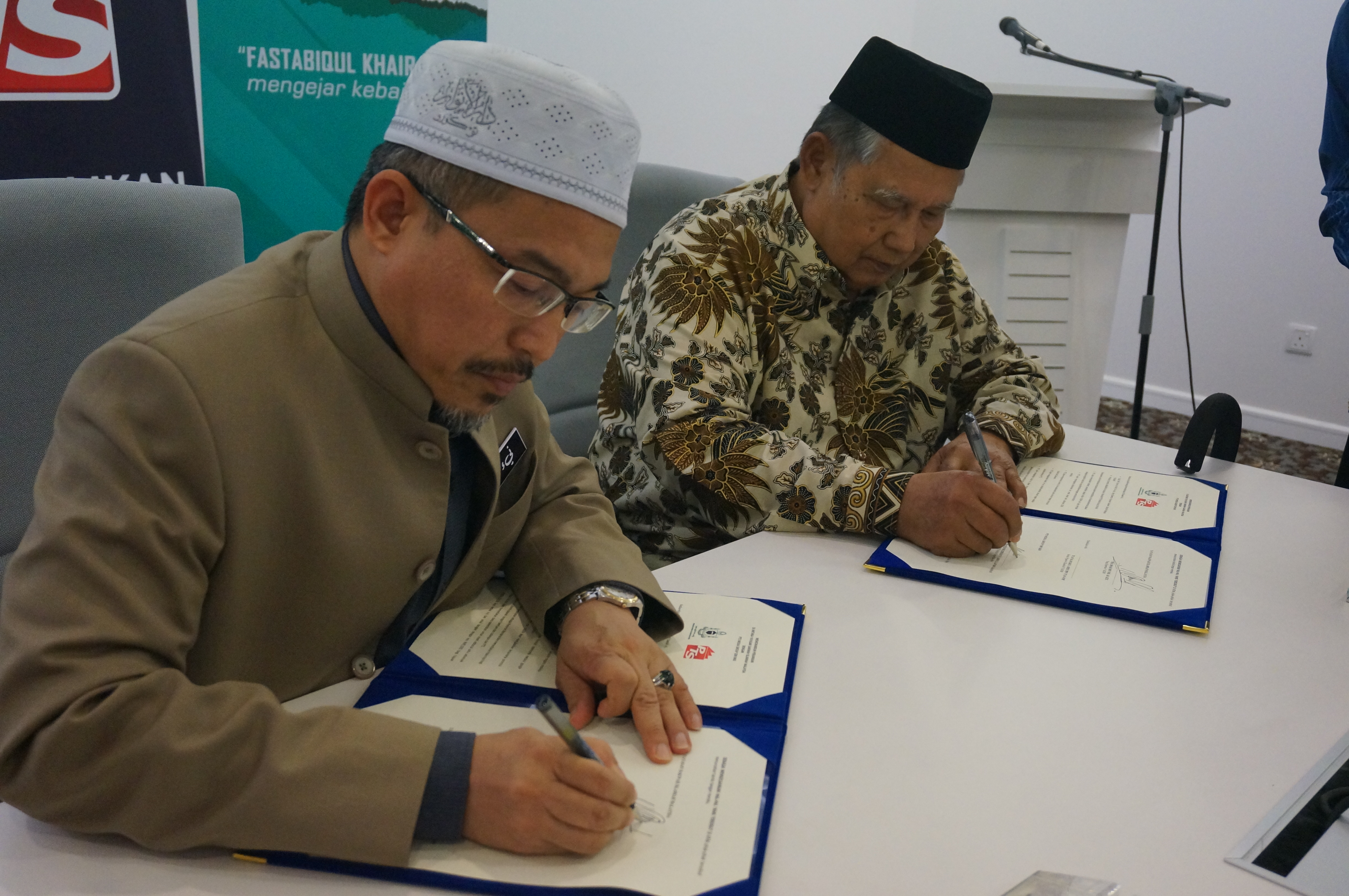 Memorandum perjanjian ditandatangan oleh Ustaz Nik Omar dan Prof. Emeritus Abdullah Hassan